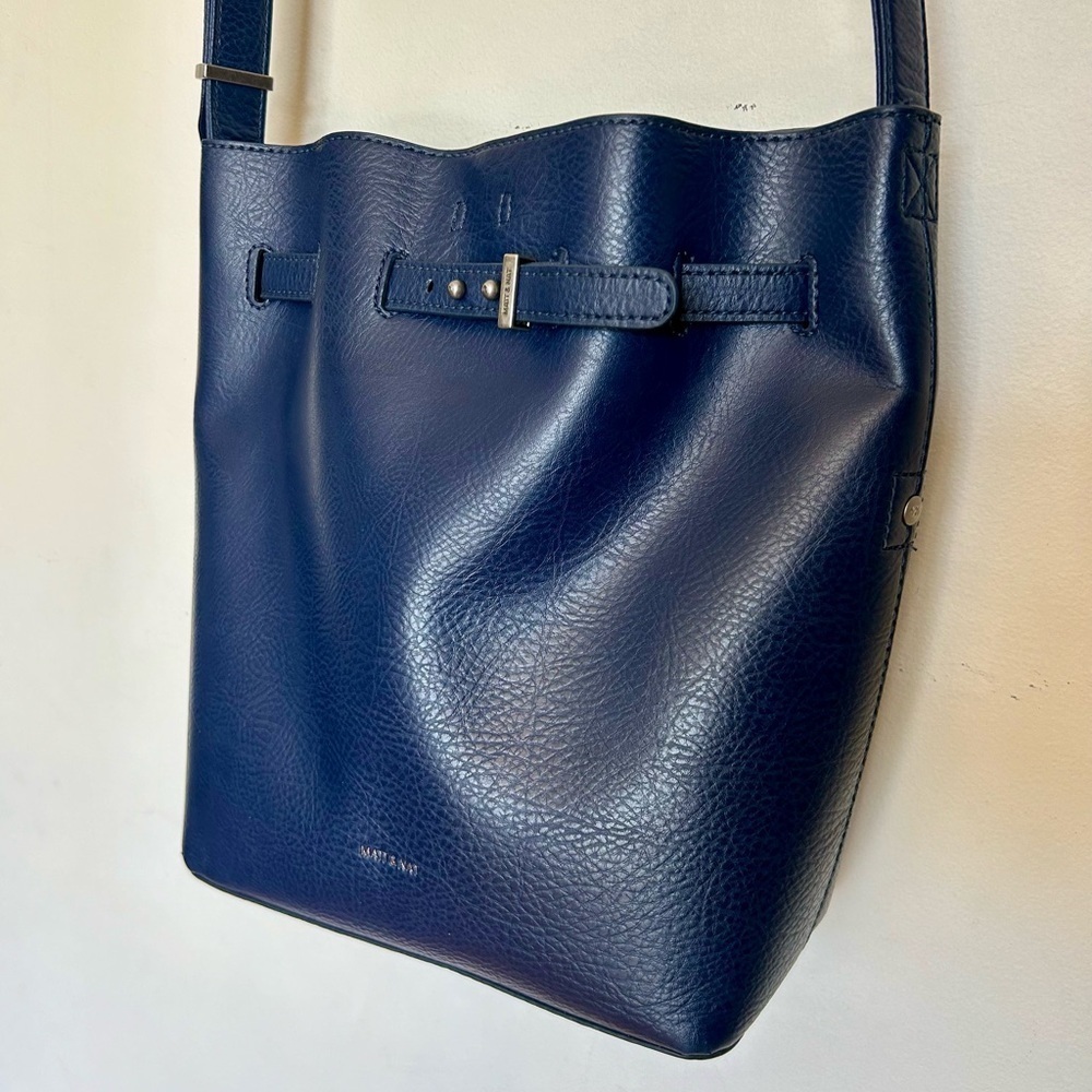 Matt & Nat Lexi vegan bucket bag navy